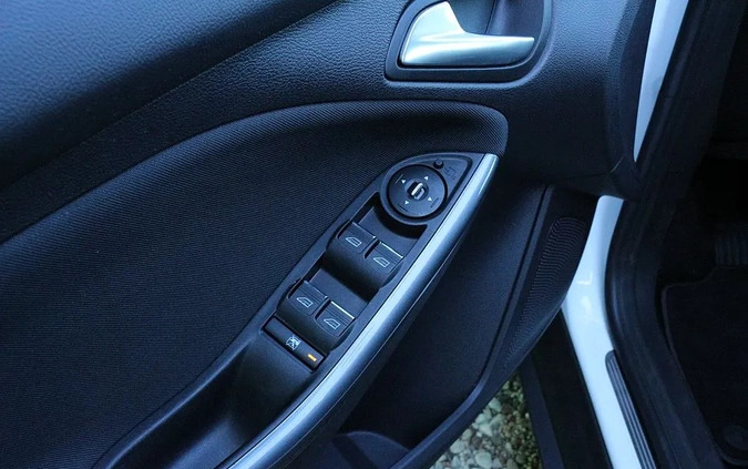 Ford Focus cena 33900 przebieg: 160000, rok produkcji 2014 z Nowa Dęba małe 379